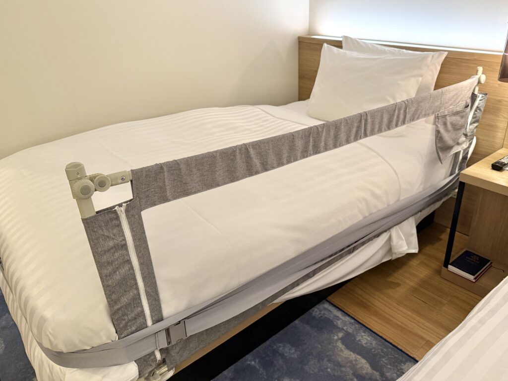 フェアフィールド・バイ・マリオット札幌の客室のベッドガード