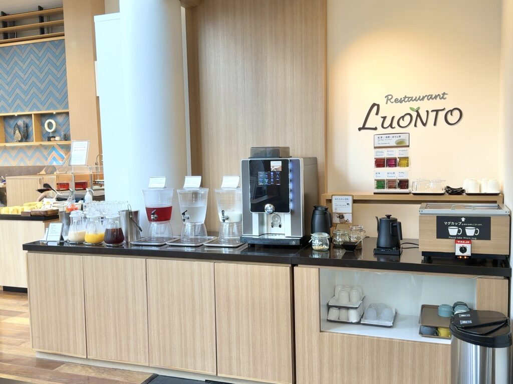 フェアフィールド・バイ・マリオット札幌の朝食レストラン「LUONTO(ルオント)」のドリンクコーナー