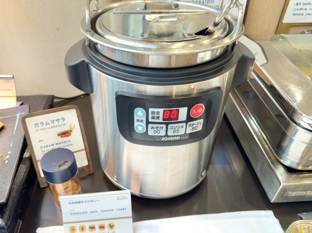 フェアフィールド・バイ・マリオット札幌の朝食レストラン「LUONTO(ルオント)」のご飯・麺・汁ものコーナー