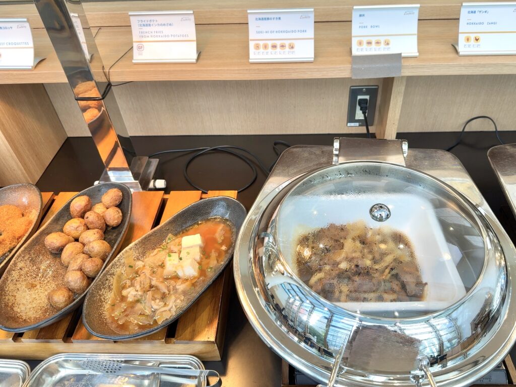 フェアフィールド・バイ・マリオット札幌の朝食レストラン「LUONTO(ルオント)」のホットミールコーナー