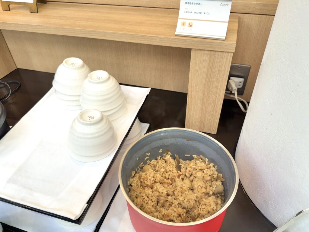 フェアフィールド・バイ・マリオット札幌の朝食レストラン「LUONTO(ルオント)」のご飯・麺・汁ものコーナー