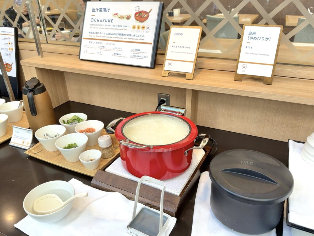 フェアフィールド・バイ・マリオット札幌の朝食レストラン「LUONTO(ルオント)」のご飯・麺・汁ものコーナー