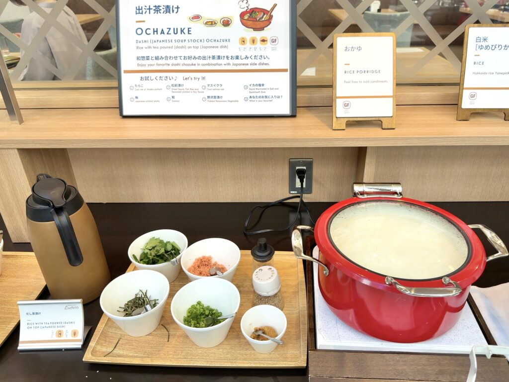フェアフィールド・バイ・マリオット札幌の朝食レストラン「LUONTO(ルオント)」のご飯・麺・汁ものコーナー