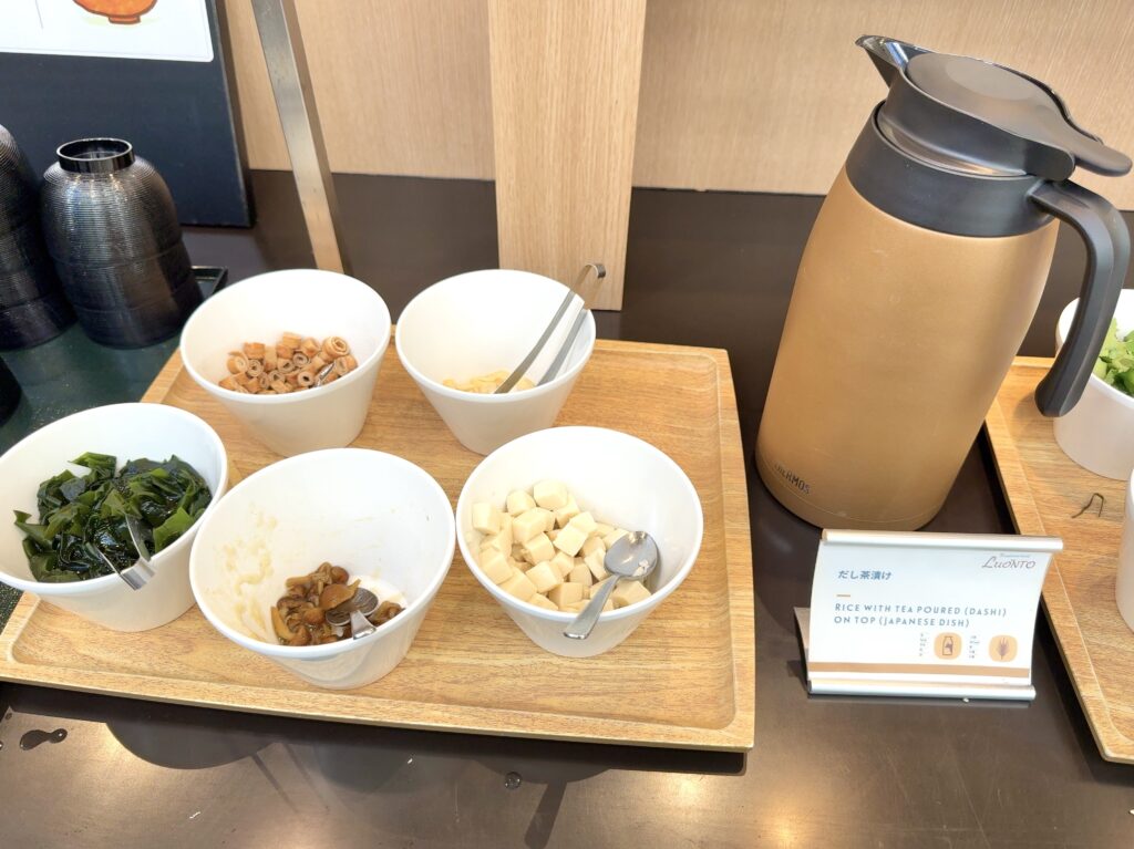 フェアフィールド・バイ・マリオット札幌の朝食レストラン「LUONTO(ルオント)」のご飯・麺・汁ものコーナー