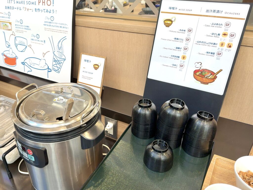 フェアフィールド・バイ・マリオット札幌の朝食レストラン「LUONTO(ルオント)」のご飯・麺・汁ものコーナー