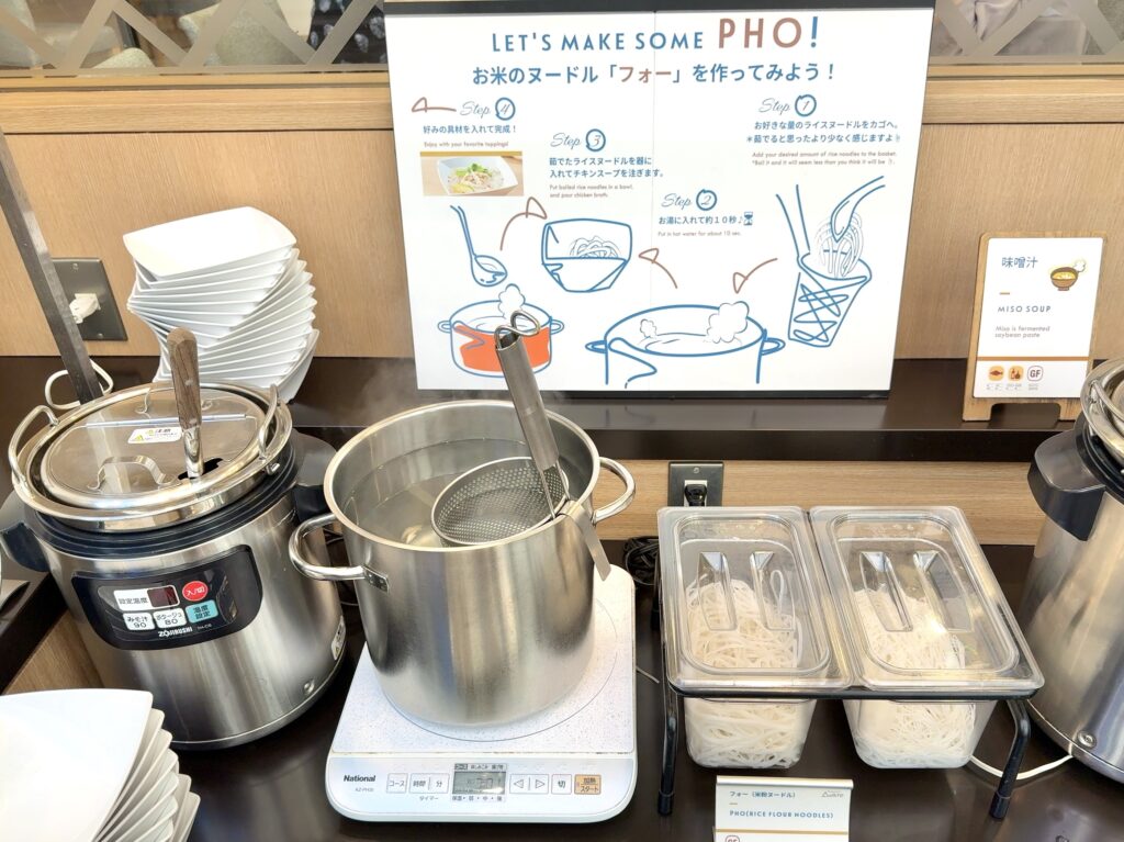 フェアフィールド・バイ・マリオット札幌の朝食レストラン「LUONTO(ルオント)」のご飯・麺・汁ものコーナー