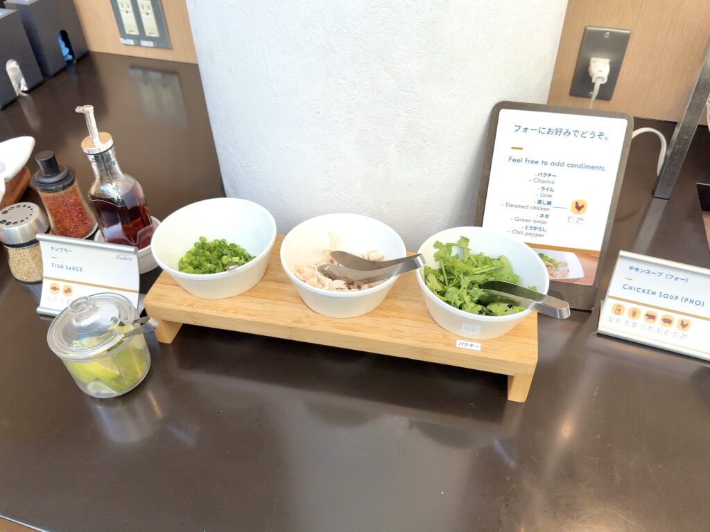 フェアフィールド・バイ・マリオット札幌の朝食レストラン「LUONTO(ルオント)」のご飯・麺・汁ものコーナー