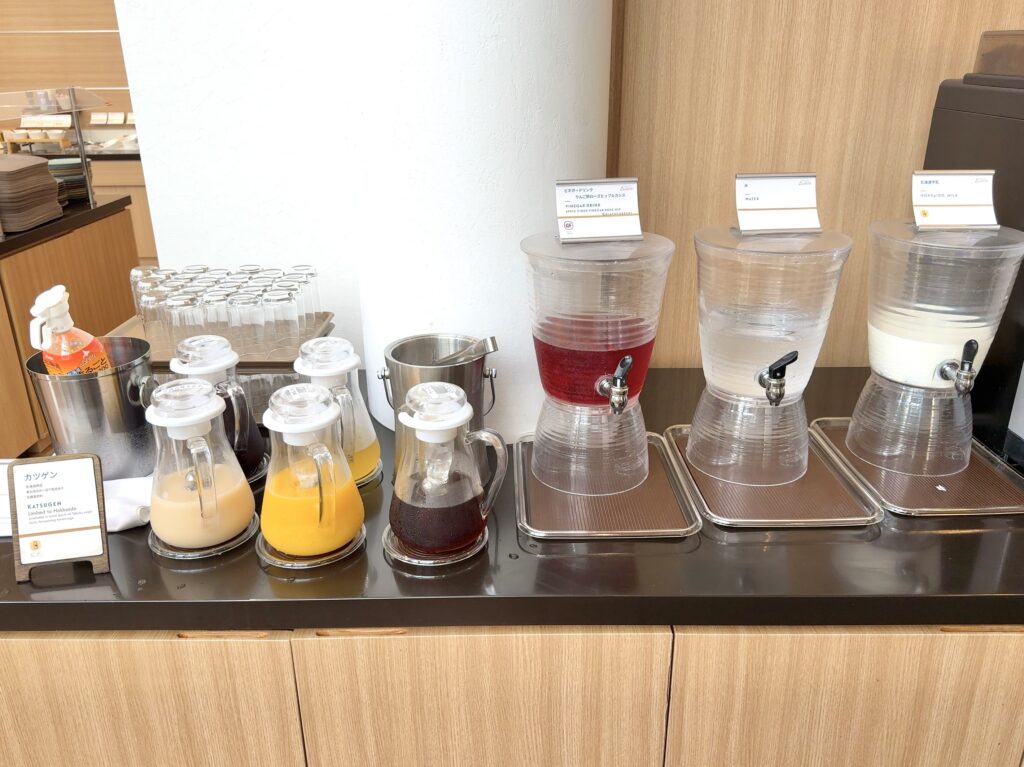 フェアフィールド・バイ・マリオット札幌の朝食レストラン「LUONTO(ルオント)」のドリンクコーナー