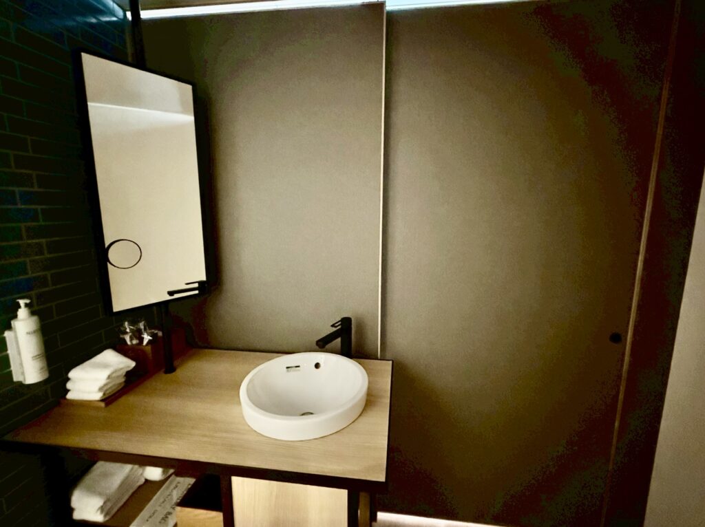 フェアフィールド・バイ・マリオット岐阜清流里山公園の客室の洗面スペース