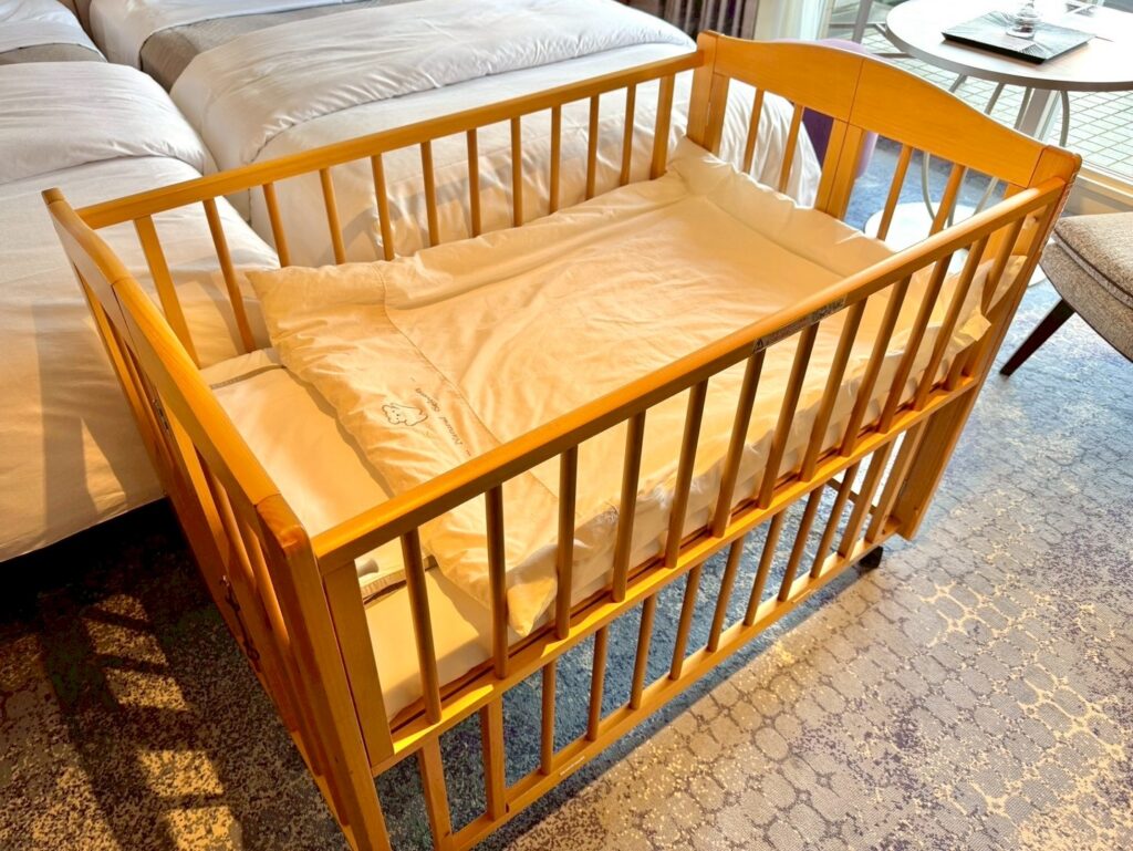 ウェスティン都ホテル京都の客室のベビーベッド