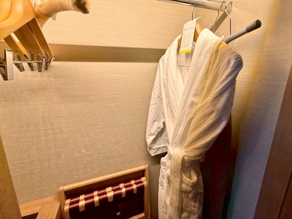 ウェスティン都ホテル京都の客室のバスローブ