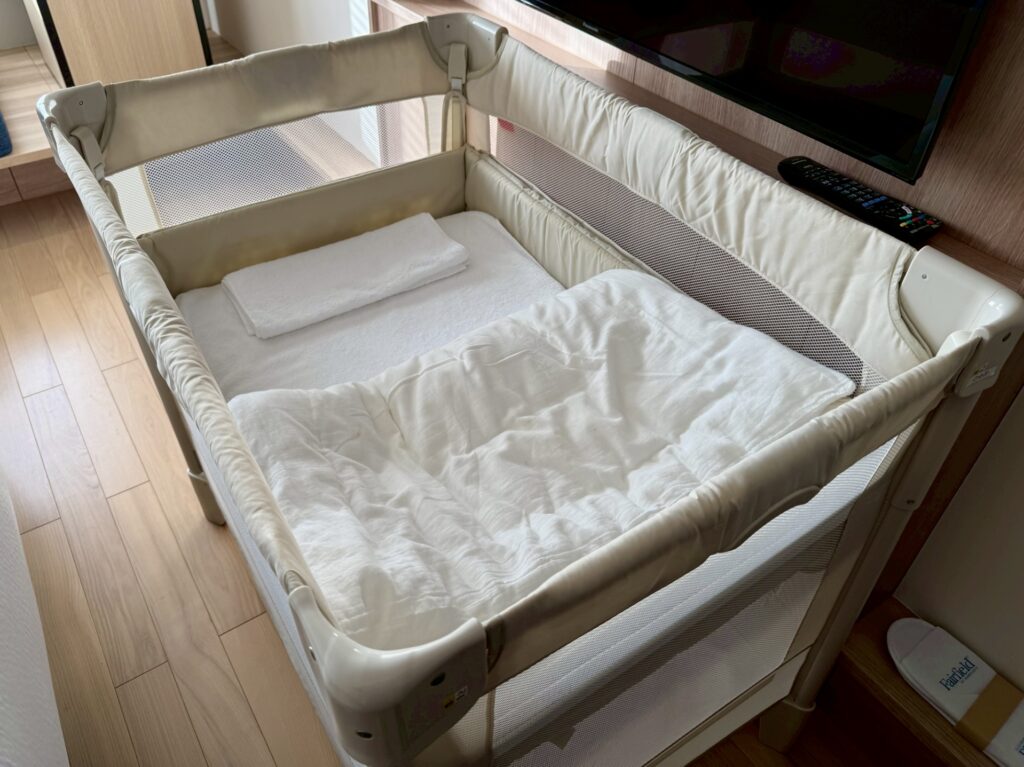 フェアフィールド・バイ・マリオット岐阜清流里山公園の客室のベビーベッド