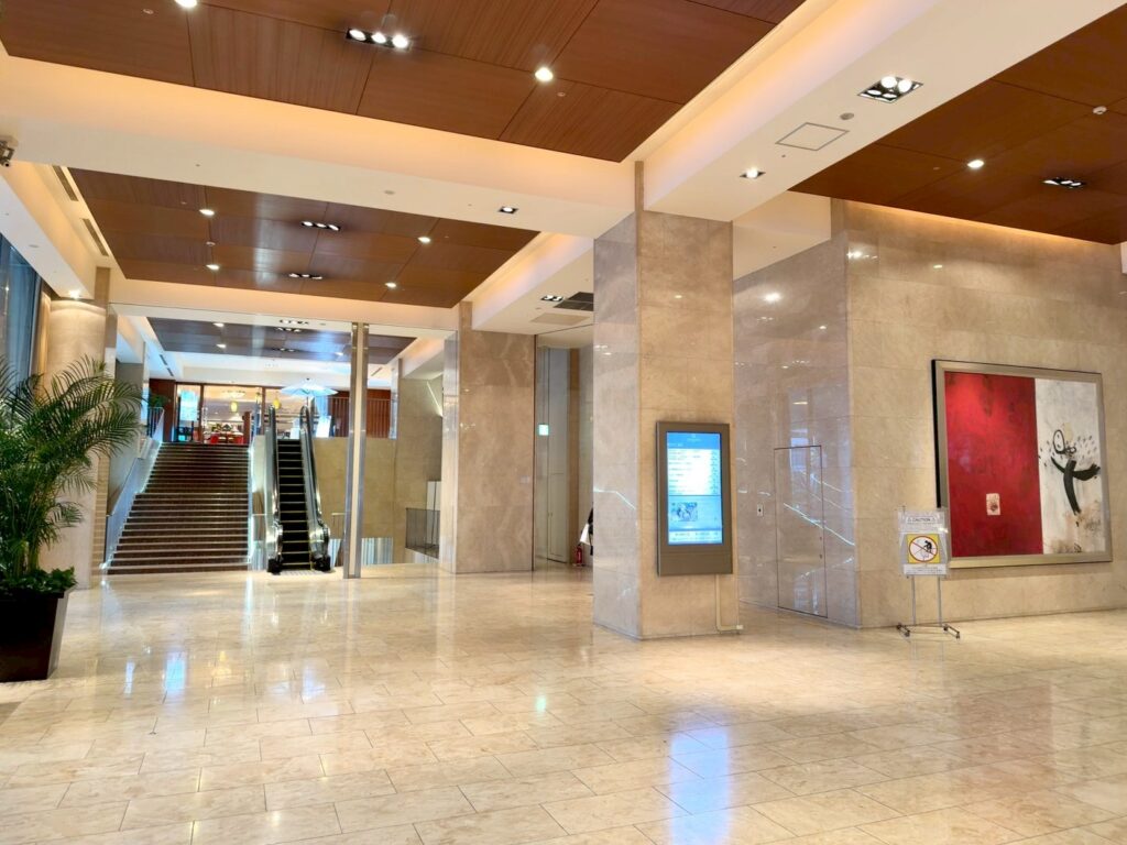 シェラトン都ホテルのエントランスロビー