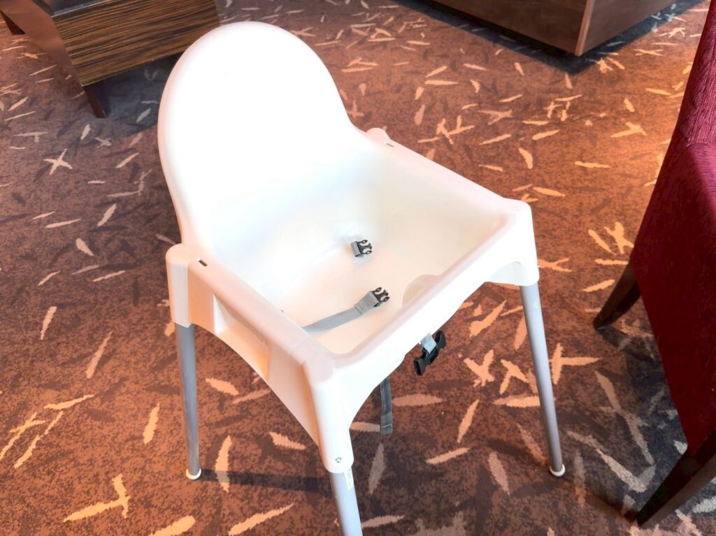 シェラトン都ホテル大阪のクラブラウンジの子供用椅子