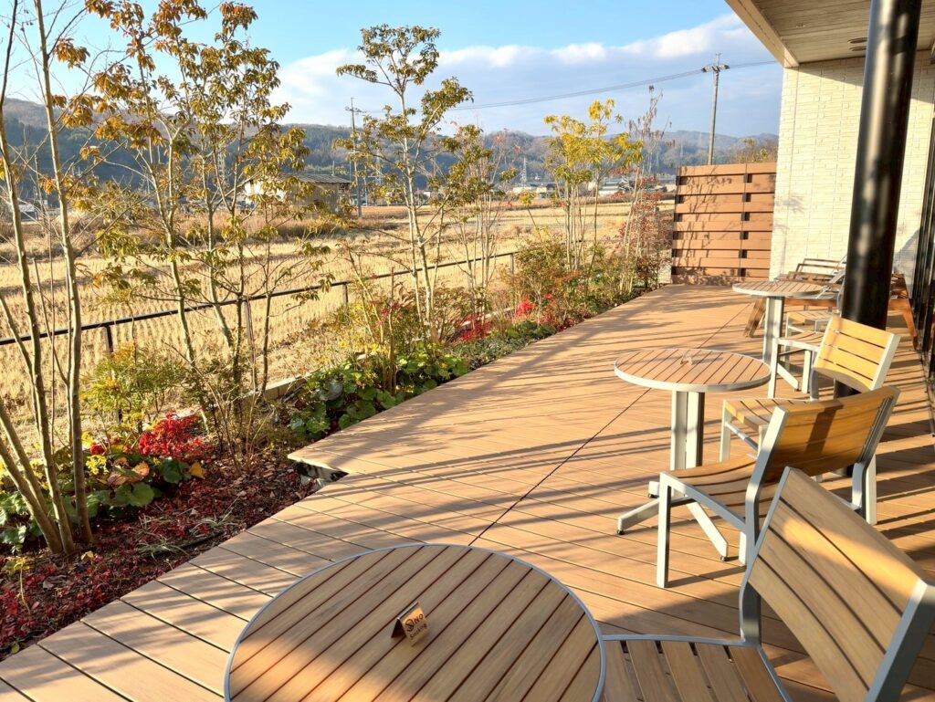 フェアフィールド・バイ・マリオット岡山津山のロビーラウンジのテラス