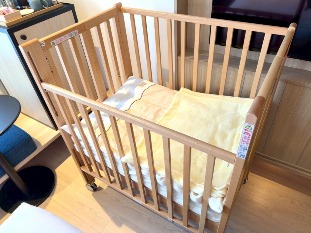 フェアフィールド・バイ・マリオットの客室のベビーベッド