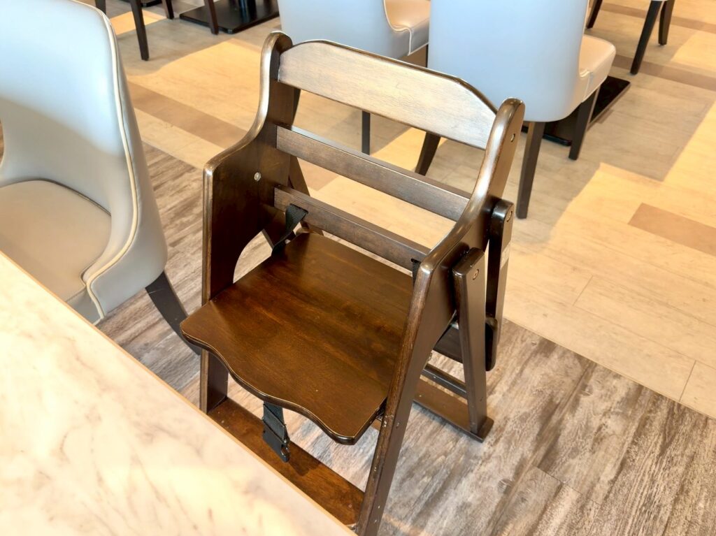 琵琶湖マリオットホテルの朝食レストラン「Grill&Dining G」の朝食ビュッフェの子供用椅子